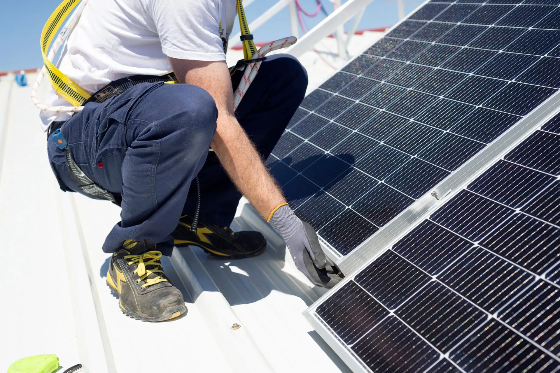 installation-photovoltaique-la-rochelle-pose-de-panneaux solaires-sur-toiture